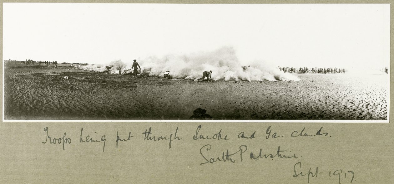 Truppe che Passano attraverso Fumo e Nuvole di Gas, Palestina del Sud, settembre 1917 da Capt. Arthur Rhodes