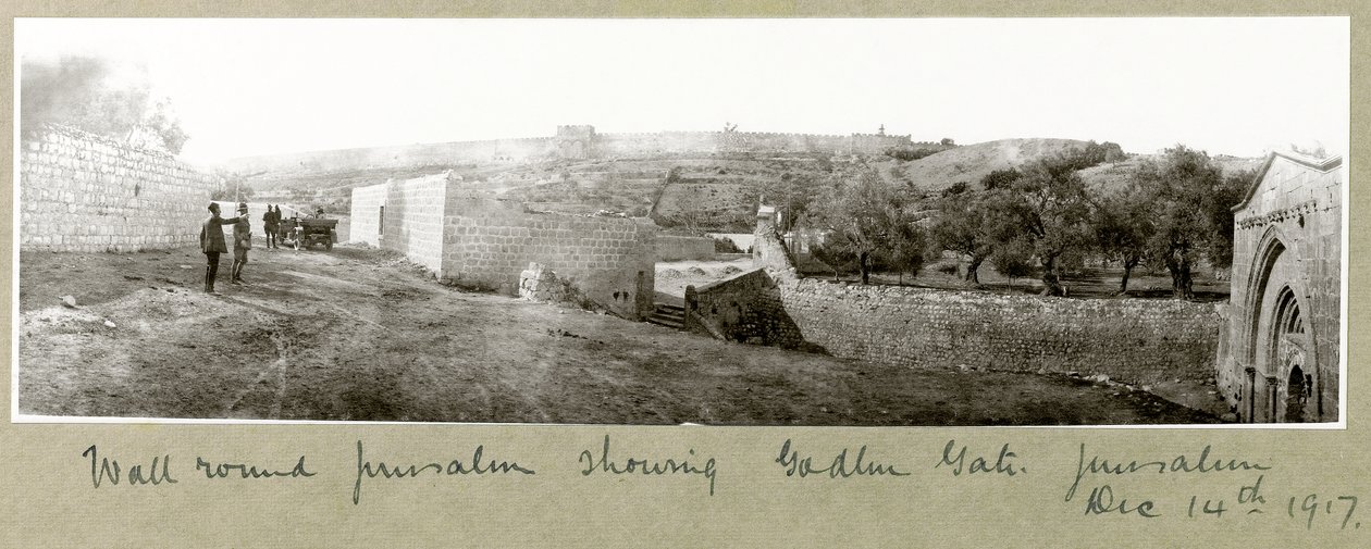 Veduta del muro intorno a Gerusalemme con la Porta d
