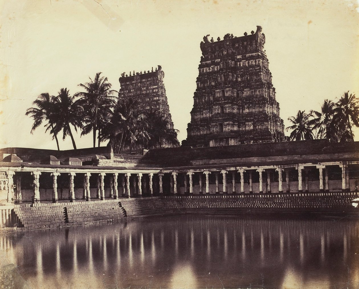 Madurai. La Grande Pagoda, Mootoo Alaghur e il Gopuram orientale dal serbatoio da Linnaeus Tripe