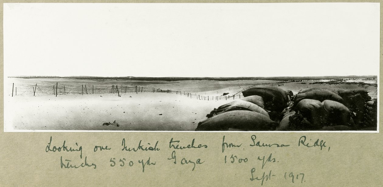 Guardando oltre le trincee turche da Samson Ridge, settembre 1917 da Capt. Arthur Rhodes