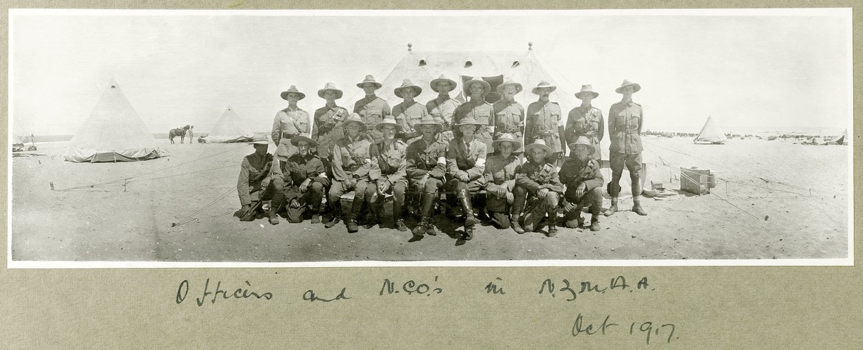 Ufficiali e sottufficiali in N.Z.M.A.A., ottobre 1917 da Capt. Arthur Rhodes
