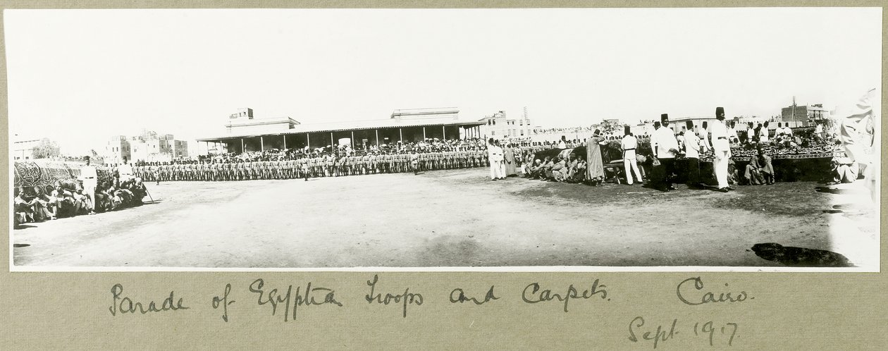 Parata di truppe egiziane e tappeti, Cairo, settembre 1917 da Capt. Arthur Rhodes