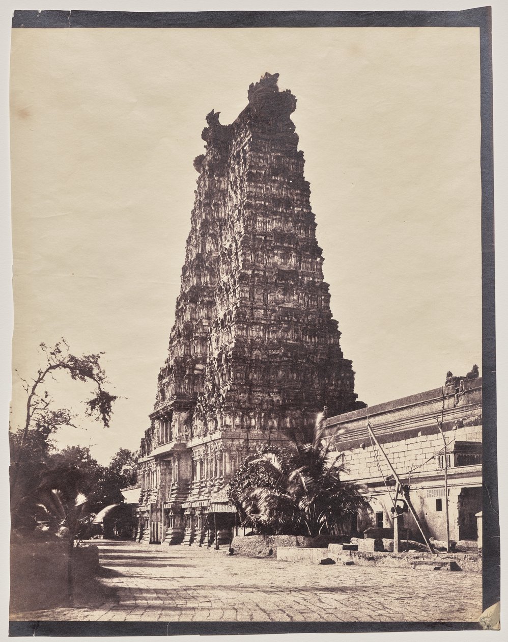 Portale occidentale (Gopuram) del Tempio Minakshi Sundareshvara, Madurai da Captain Linnaeus Tripe