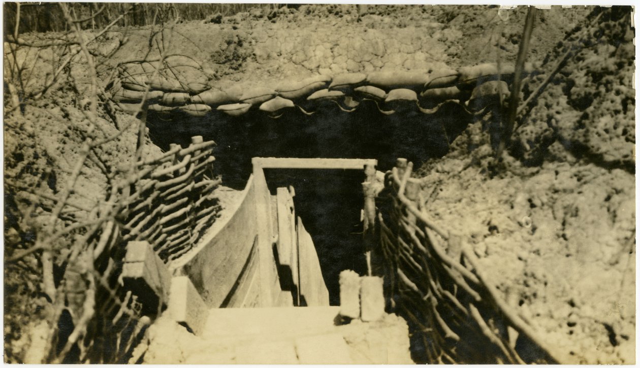 Fotografia di un ingresso a un bunker sotterraneo da Carl Michel