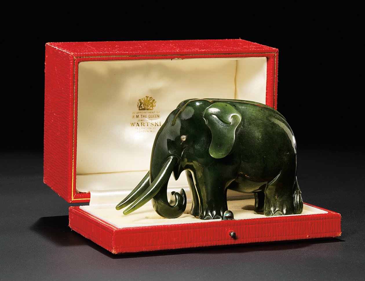 Modello di elefante in nefrite con occhi incastonati di diamanti da Carl Fabergé