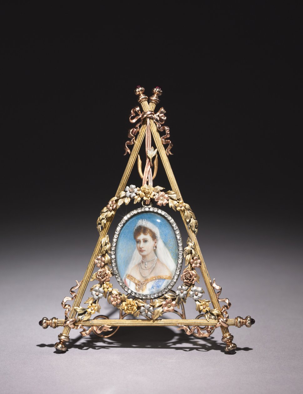 Cornice triangolare con ritratto della zarina Alexandra Feodorovna, 1896-1908 da Carl Fabergé