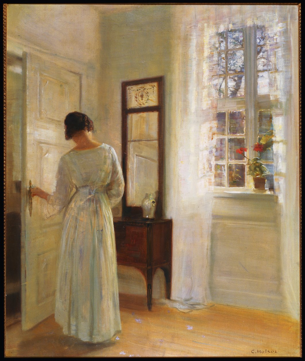 Una signora che si guarda allo specchio vicino a una porta aperta da Carl Holsoe
