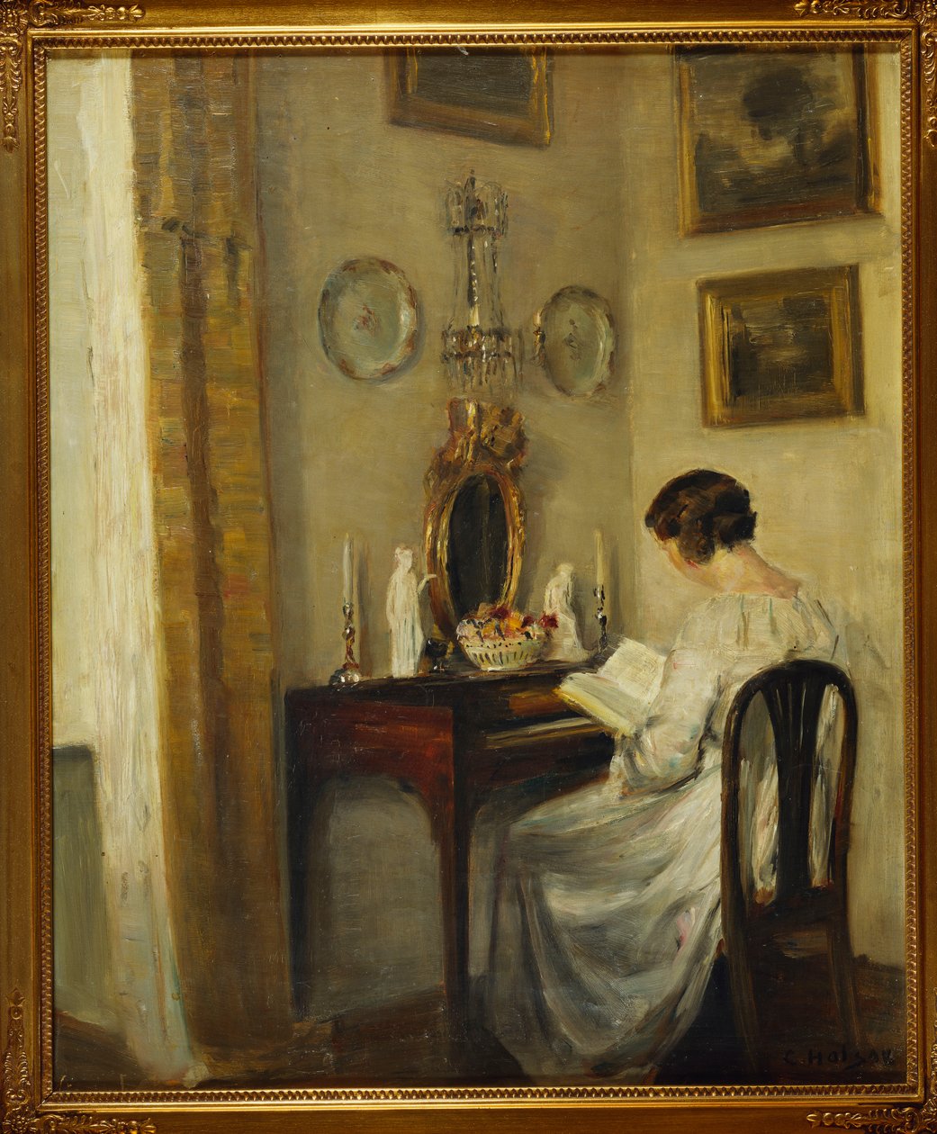 Interno con ragazza che legge a una scrivania da Carl Holsoe