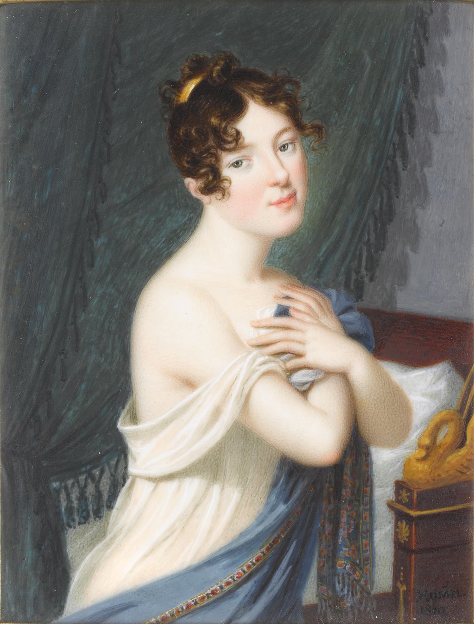 Una dama, in piedi davanti a un letto e a un drappeggio verde, che tiene al petto la sua chemise bianca e la stola ricamata in blu, un pettine d