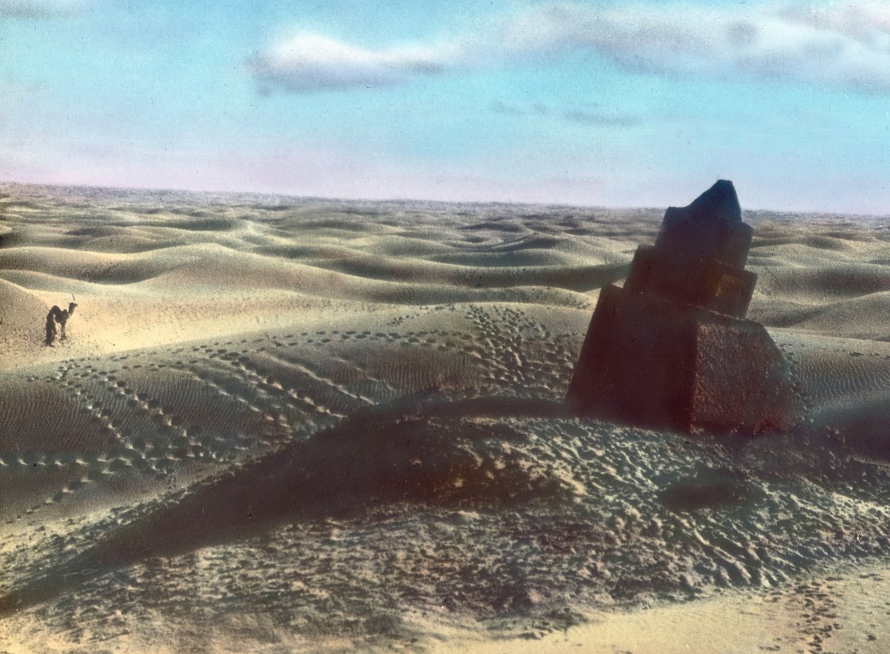 Marocco, pietra miliare nel deserto, circa 1910, Archivio Carl Simon da Carl Simon