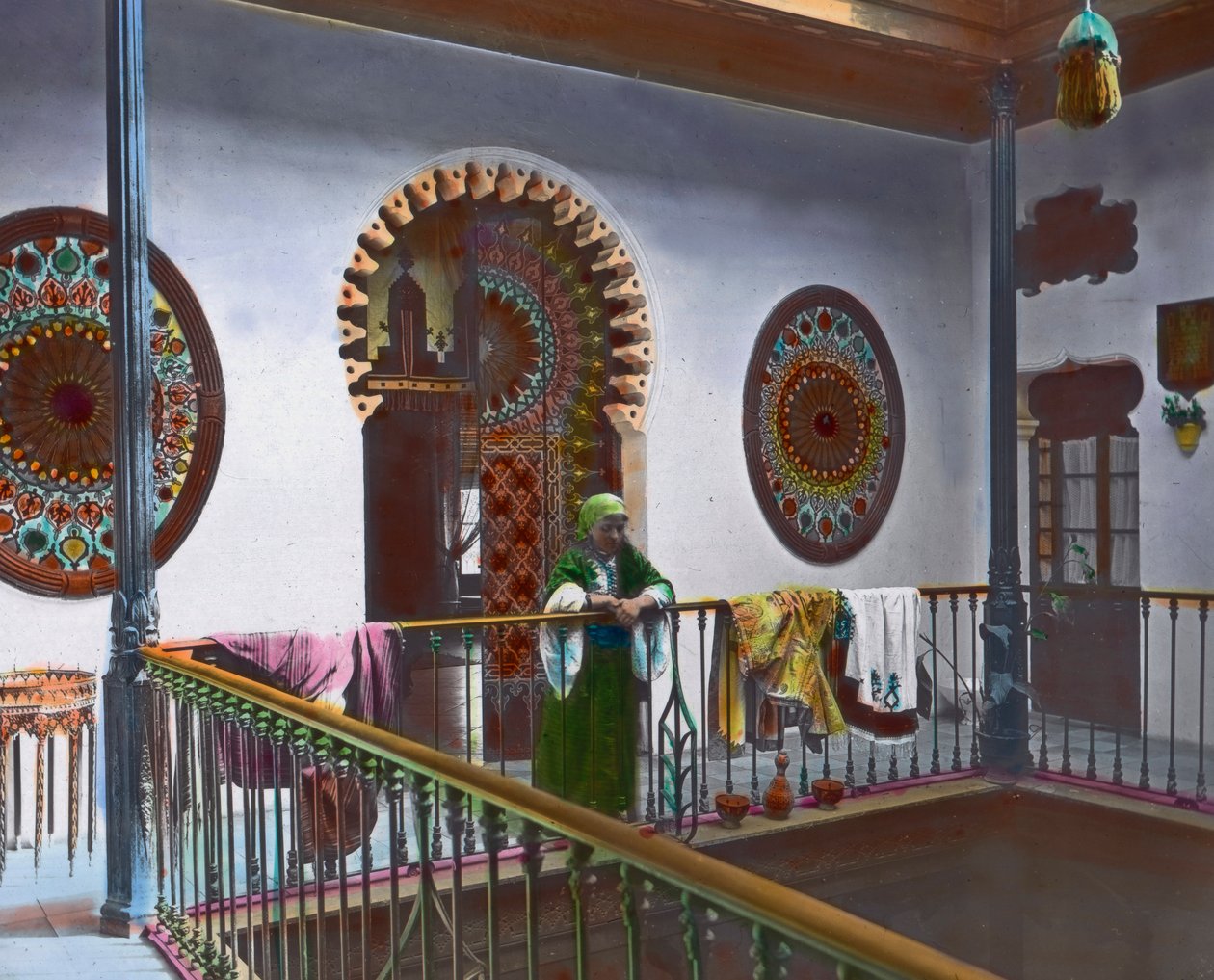 Nord del Marocco, donna marocchina in galleria, circa 1910, Archivio Carl Simon da Carl Simon