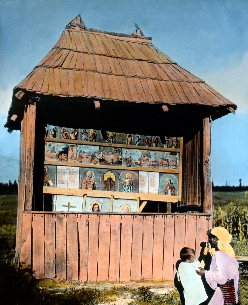 Romania, Bucovina, madre con bambino davanti a una piccola cappella con immagini dei Santi, circa 1920 da Carl Simon
