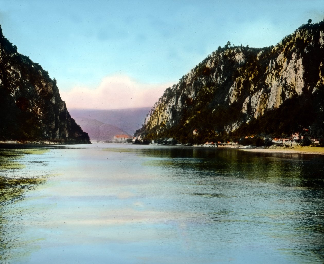 Romania, le Porte di Ferro, una gola sul fiume Danubio, circa 1920 da Carl Simon
