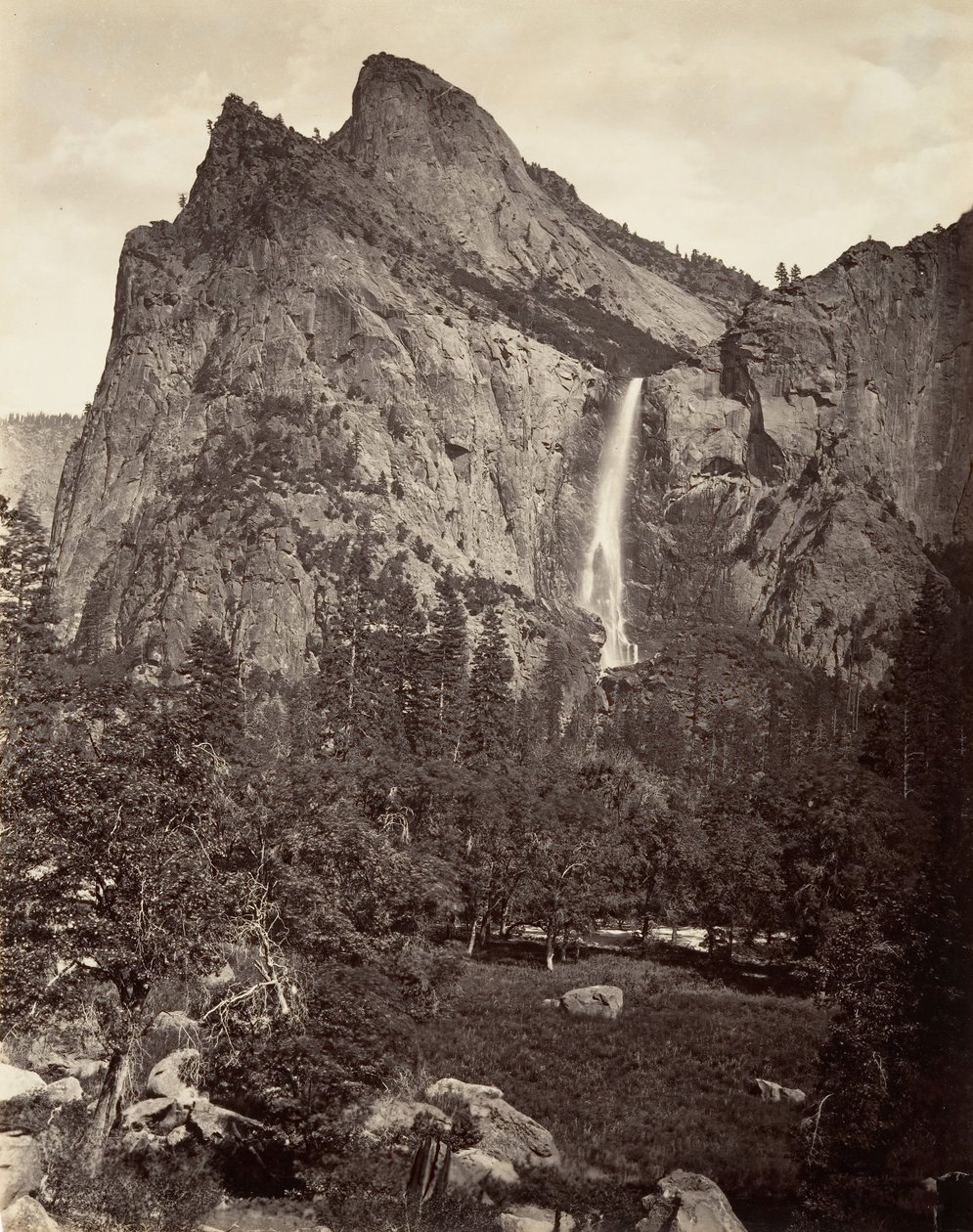 Cascata del Velo della Sposa, 940 piedi, Yosemite, ca. 1872, stampato ca. 1876 da Carleton E. Watkins.