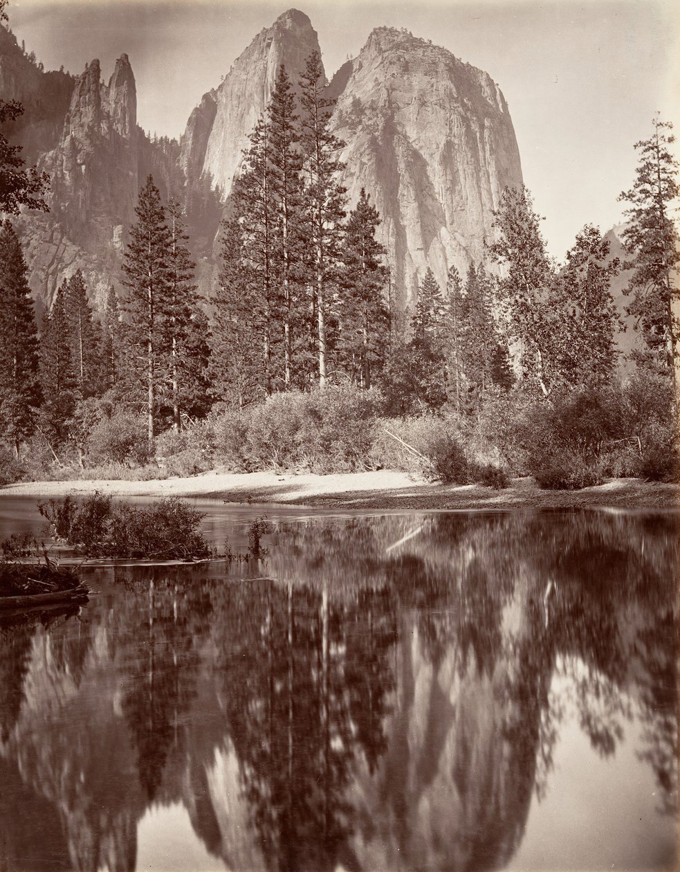 Vista a specchio delle rocce della cattedrale, Yosemite, ca. 1872, stampato ca. 1876 da Carleton E. Watkins.