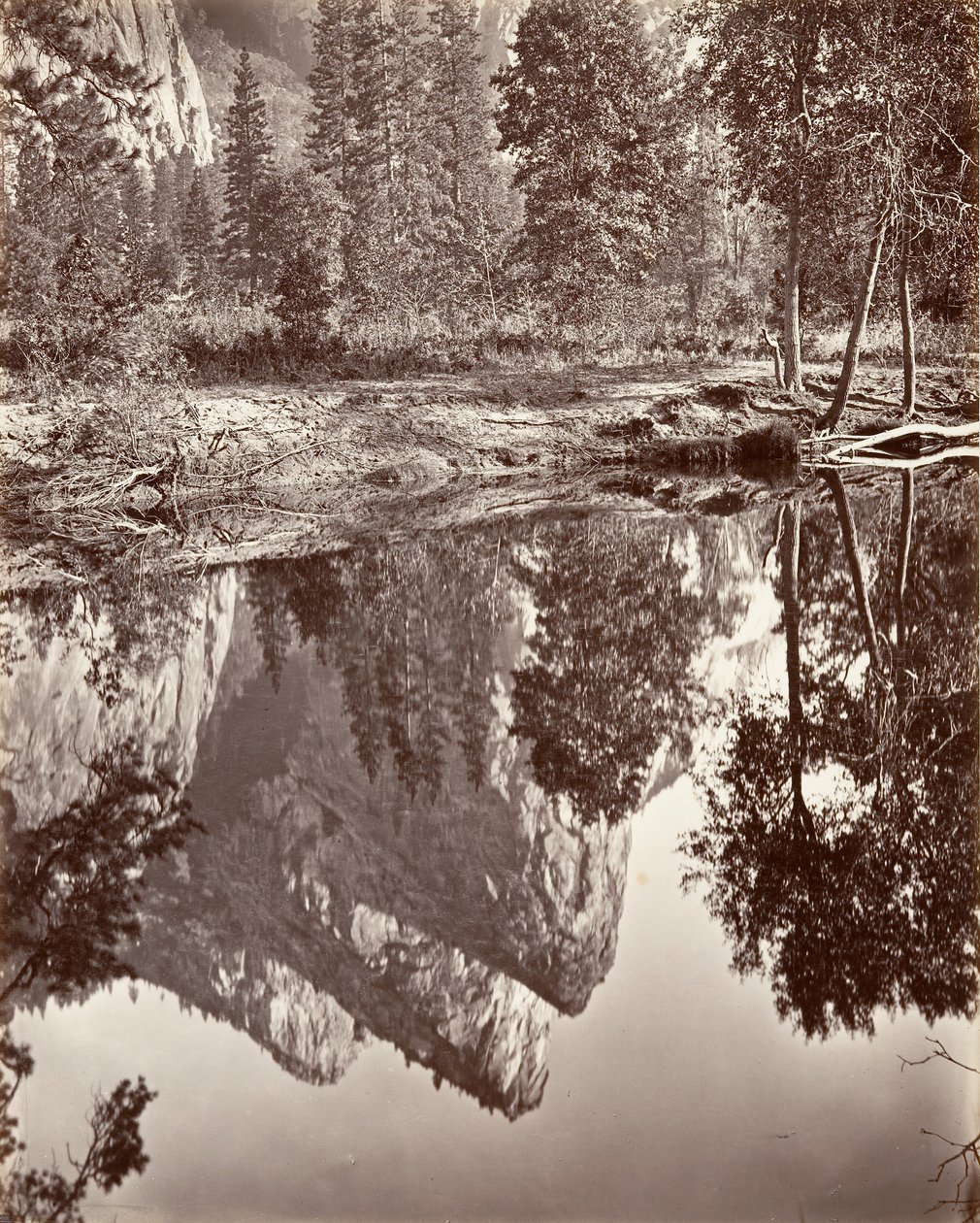 Vista speculare dei Tre Fratelli, Yosemite, ca. 1872, stampato ca. 1876 da Carleton E. Watkins.