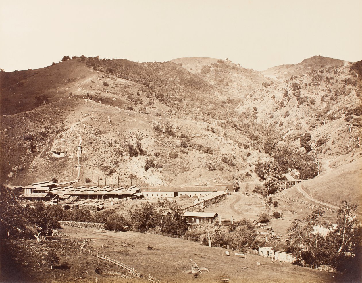 Le opere e la miniera, New Almaden, Santa Clara, California da Carleton E. Watkins