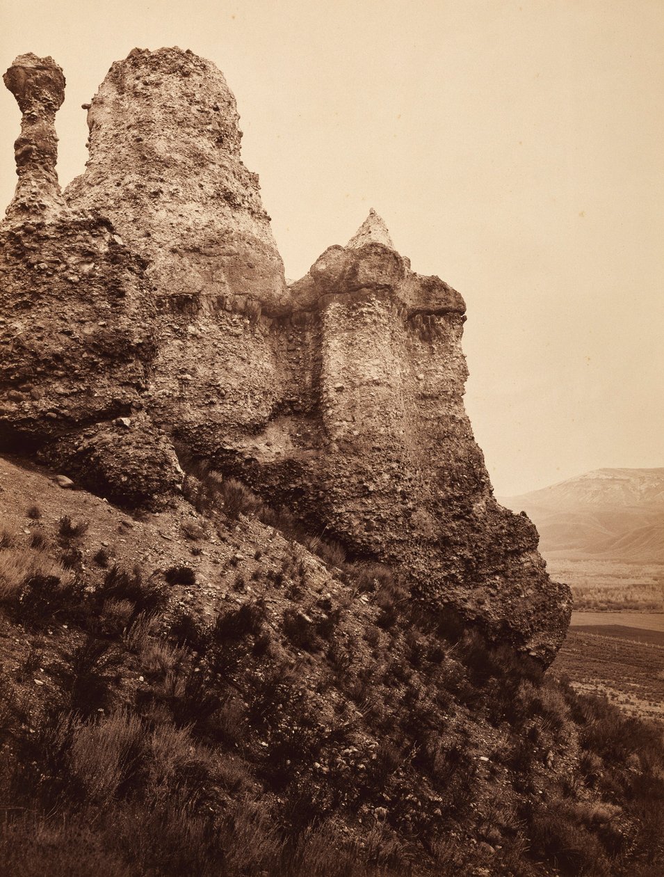 Roccia delle Streghe, vicino a Echo City, Utah da Carleton E. Watkins