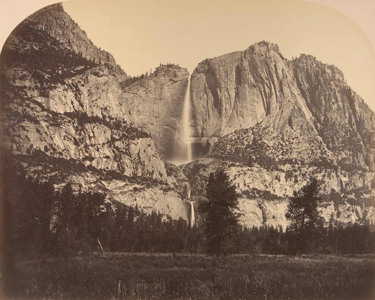 2637 Ft. Yosemite Fall, vista frontale da Carleton Emmons Watkins
