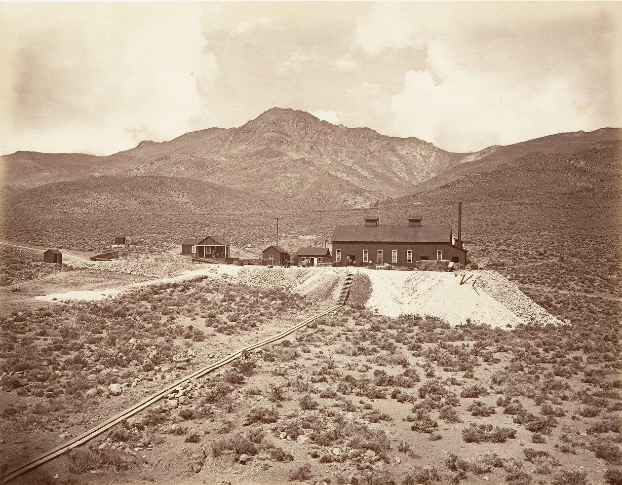 Edifici del Tunnel di Sutro, 1875, stampato ca. 1876 da Carleton Emmons Watkins