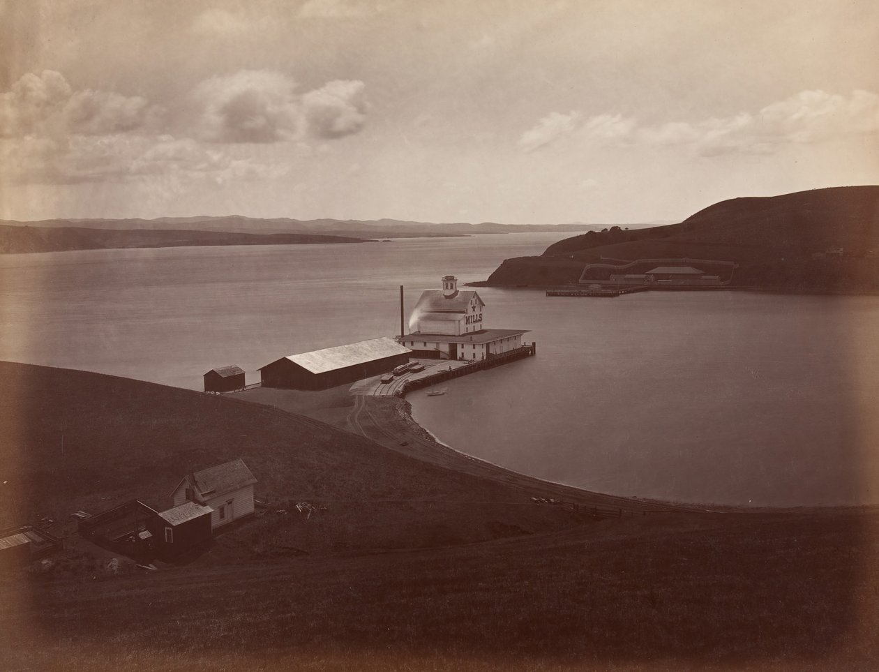 Stretto di Carquennes, da South Vallejo, 1868-69 da Carleton Emmons Watkins
