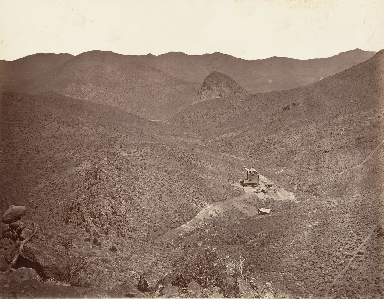 Pozzo del Tunnel Sutro n. 2, 1875 (stampato ca. 1876) da Carleton Emmons Watkins