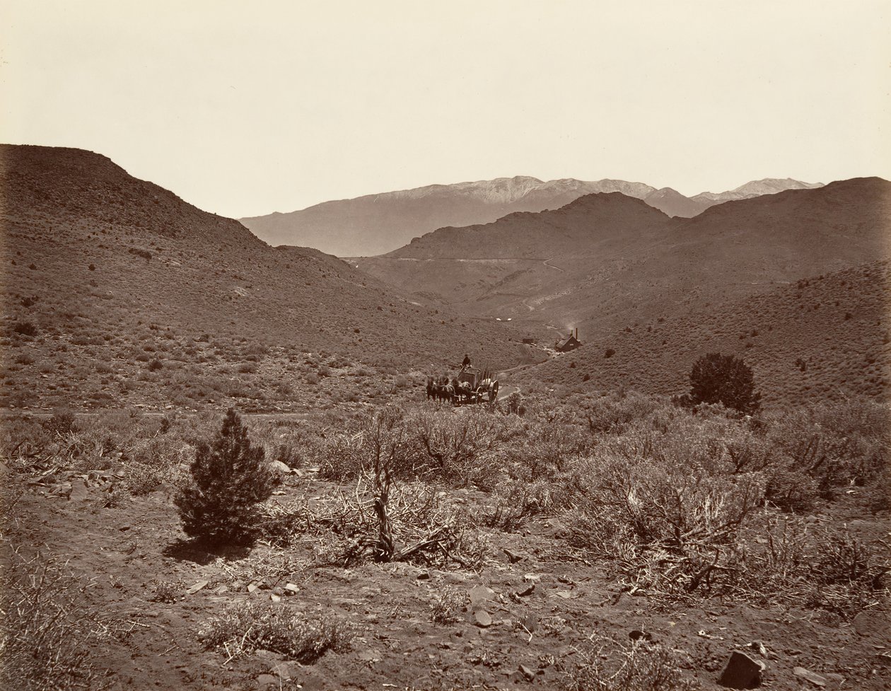Strada del tunnel di Sutro verso Virginia City, 1875, stampato ca. 1876 da Carleton Emmons Watkins