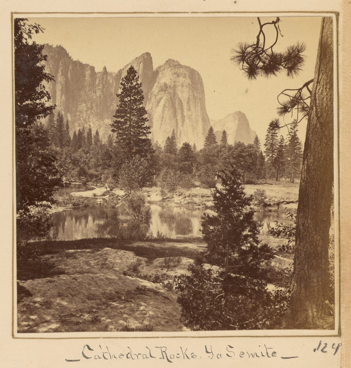 Rocce della Cattedrale, 2600 piedi da Carleton Watkins