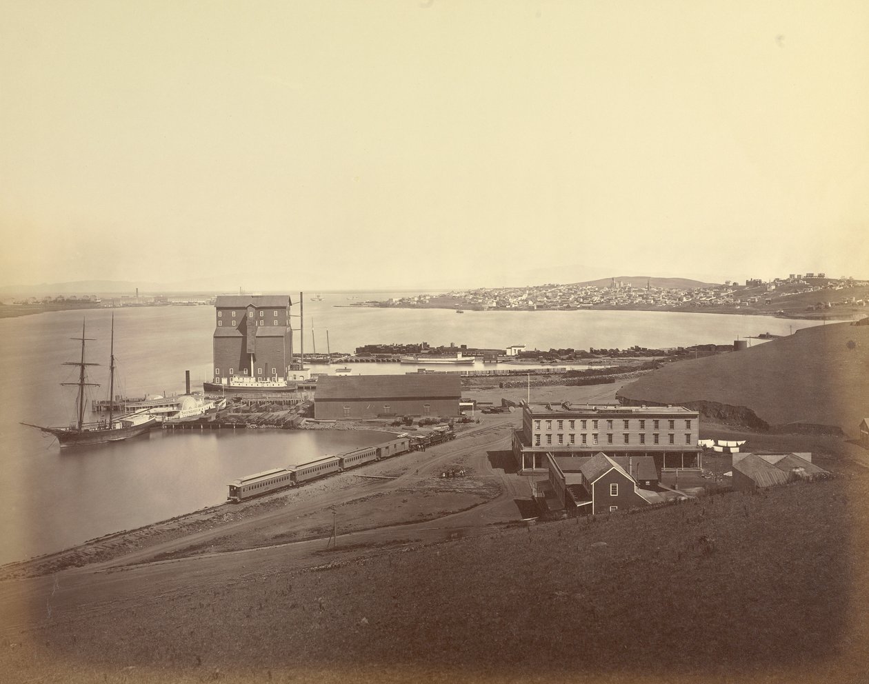 [La città di Vallejo vista da South Vallejo] da Carleton Watkins