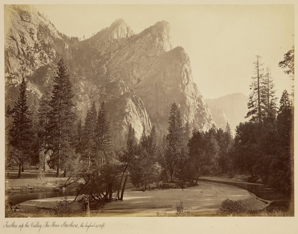 Più a monte nella valle. I Tre Fratelli, la vetta più alta, 3.830 piedi. da Carleton Watkins