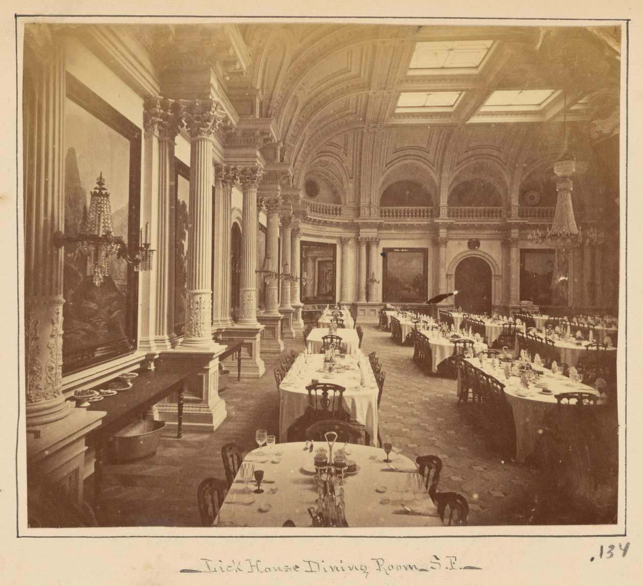 Sala da pranzo del Lick House, San Francisco da Carleton Watkins