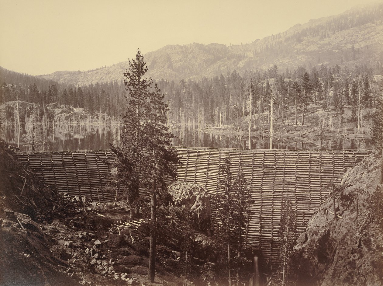 Bacino di Rudyard. Diga centrale alta 114 piedi; gabbia di legno e riempimento in pietra da Carleton Watkins
