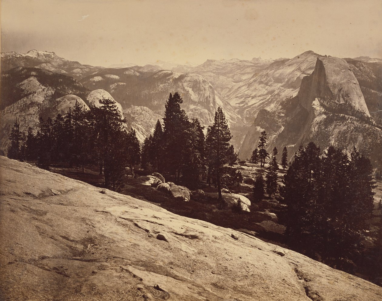 Le cupole viste da Sentinel Dome da Carleton Watkins