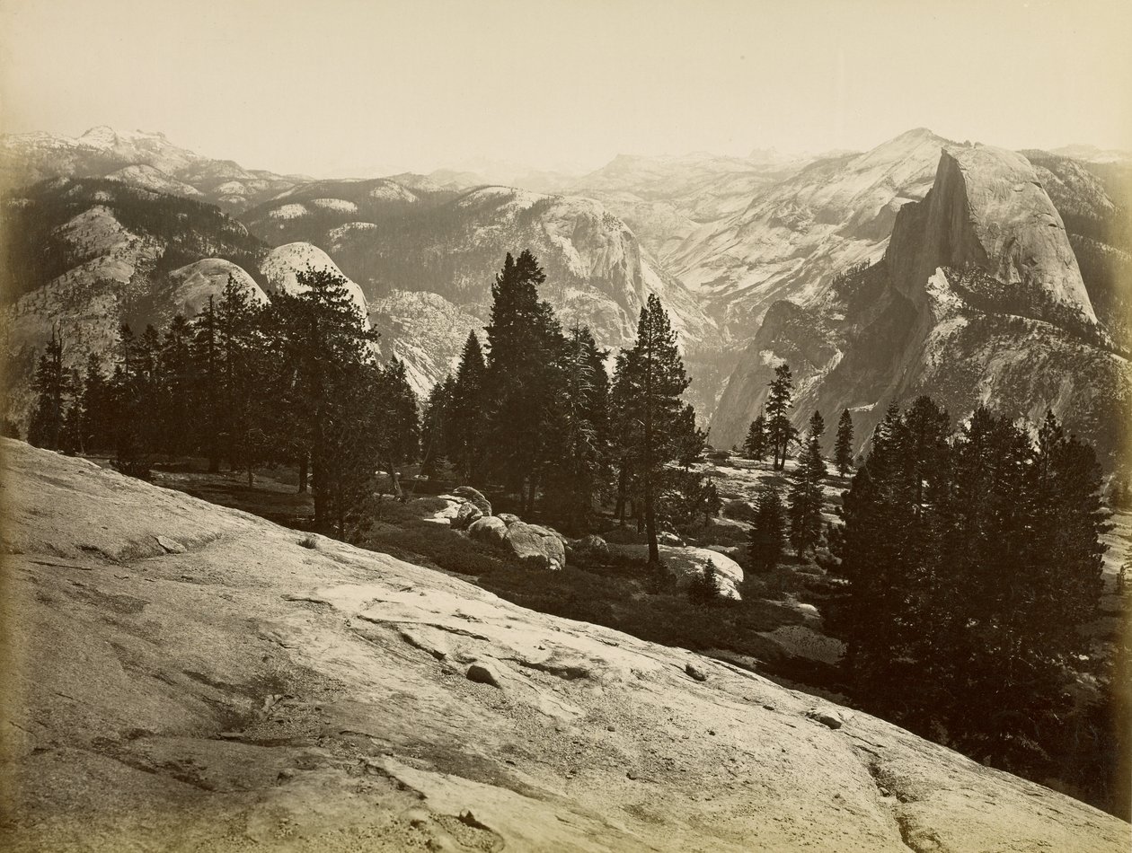 Le cupole, dal Sentinel Dome, Yosemite da Carleton Watkins