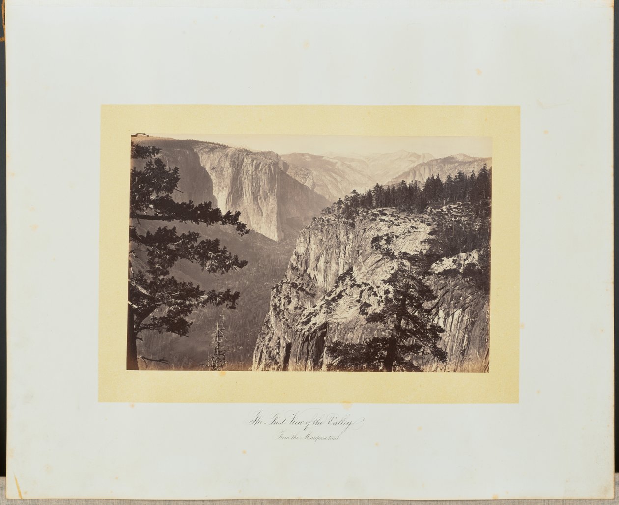 La prima vista della valle dal sentiero di Mariposa da Carleton Watkins