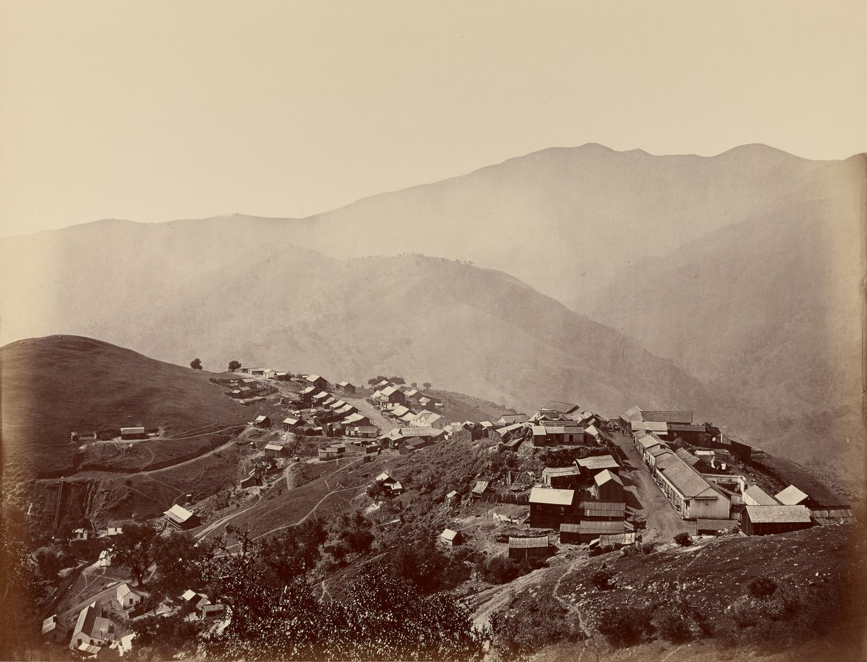 La città sulla collina, New Almaden da Carleton Watkins