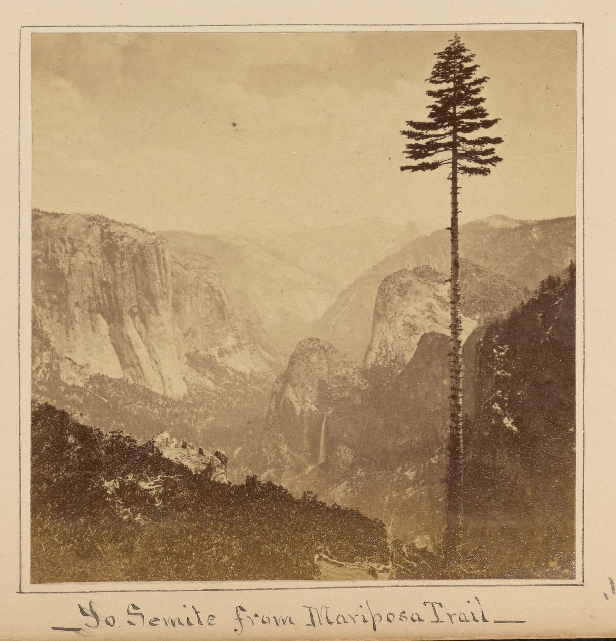La valle di Yosemite da «Best General View», sentiero Mariposa da Carleton Watkins
