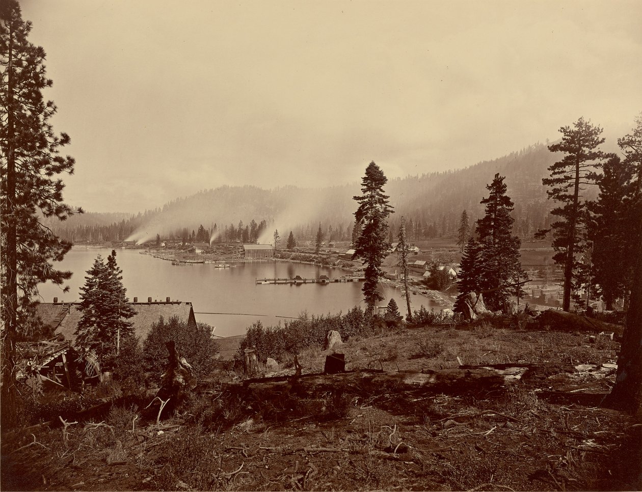 Veduta della baia di Gleenbrook [sic], lago Tahoe, con le segherie, i frangiflutti e le navi a vapore della Carson and Tahoe Lumber and Flume Co. e il capolinea del lago Tahoe, N.G.R.R. da Carleton Watkins
