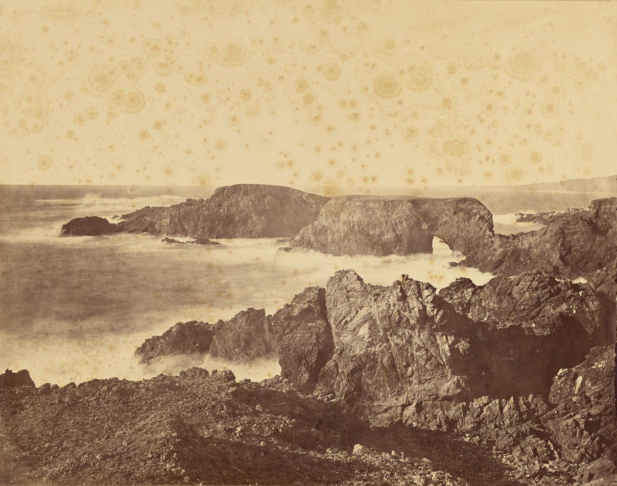 [Veduta della costa di Mendocino] / [Veduta della costa al largo di Mendocino] da Carleton Watkins