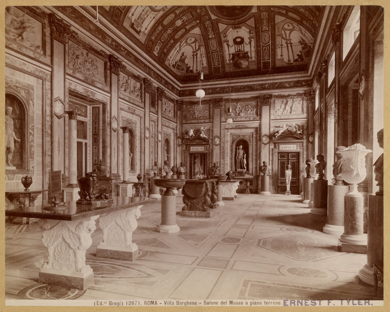 Roma - Villa Borghese - Salone del Museo a piano terreno da Carlo Brogi