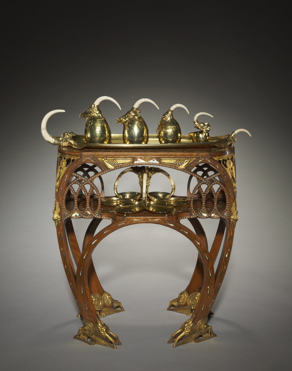 Vassoio con brocca per crema, zuccheriera coperta, teiera, pentola per acqua calda e vassoio, eseguiti da Adrien-Aurélien Hebrard, e tavolo, c.1907 da Carlo Bugatti
