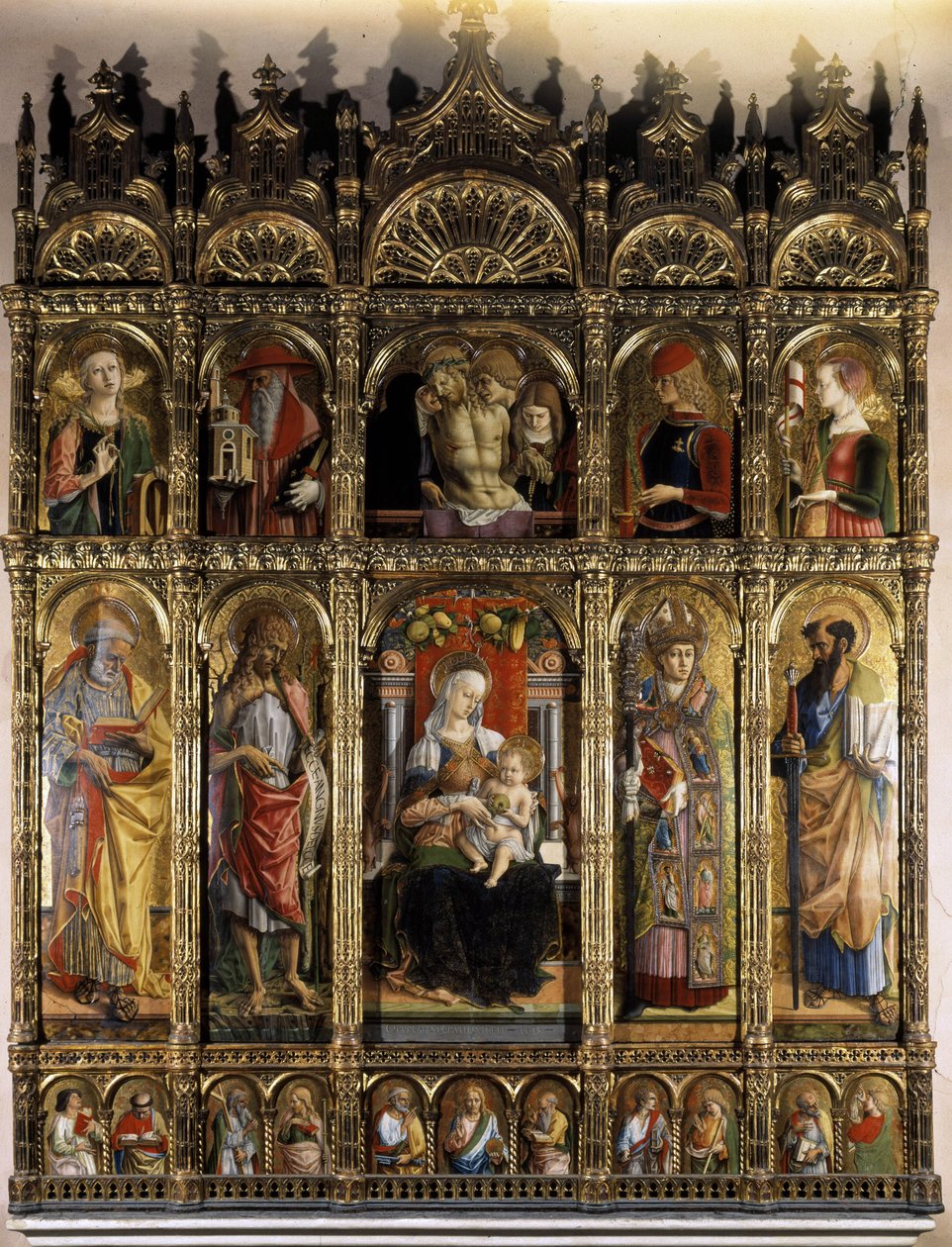 Polittico che mostra una Pietà, e nella parte inferiore una Madonna con Bambino da Carlo Crivelli