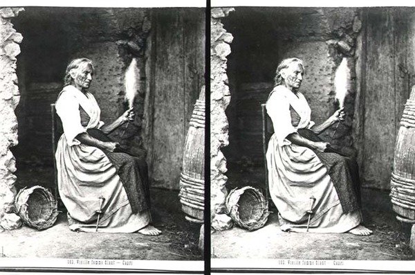 Vecchia donna che fila, Capri, c.1865 (foto b/n) da Carlo Naya