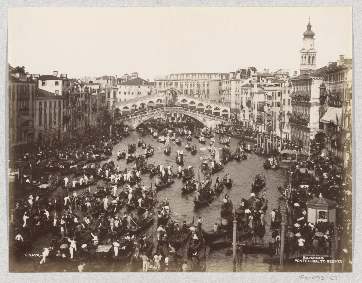 Regata di gondole sul Canal Grande a Venezia, all’altezza del Ponte di Rialto da Carlo Naya