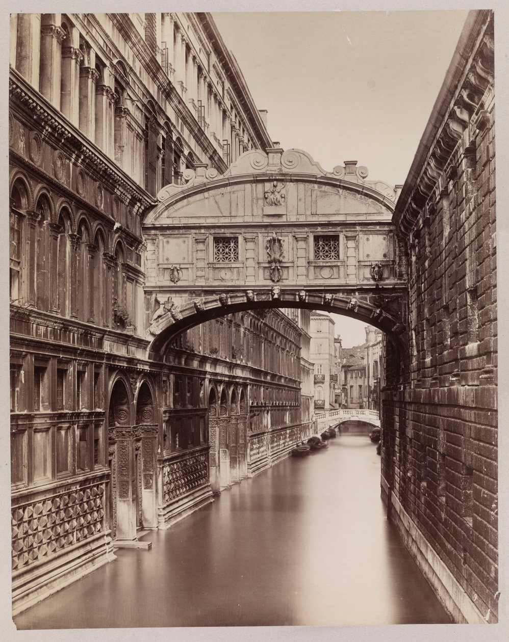 Venezia. Vista del Ponte dei Sospiri (Ponte dei Sospiri) dal Ponte della Paglia da Carlo Naya