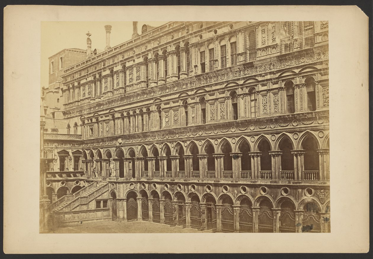 Ala ovest del cortile di Palazzo Ducale da Carlo Ponti