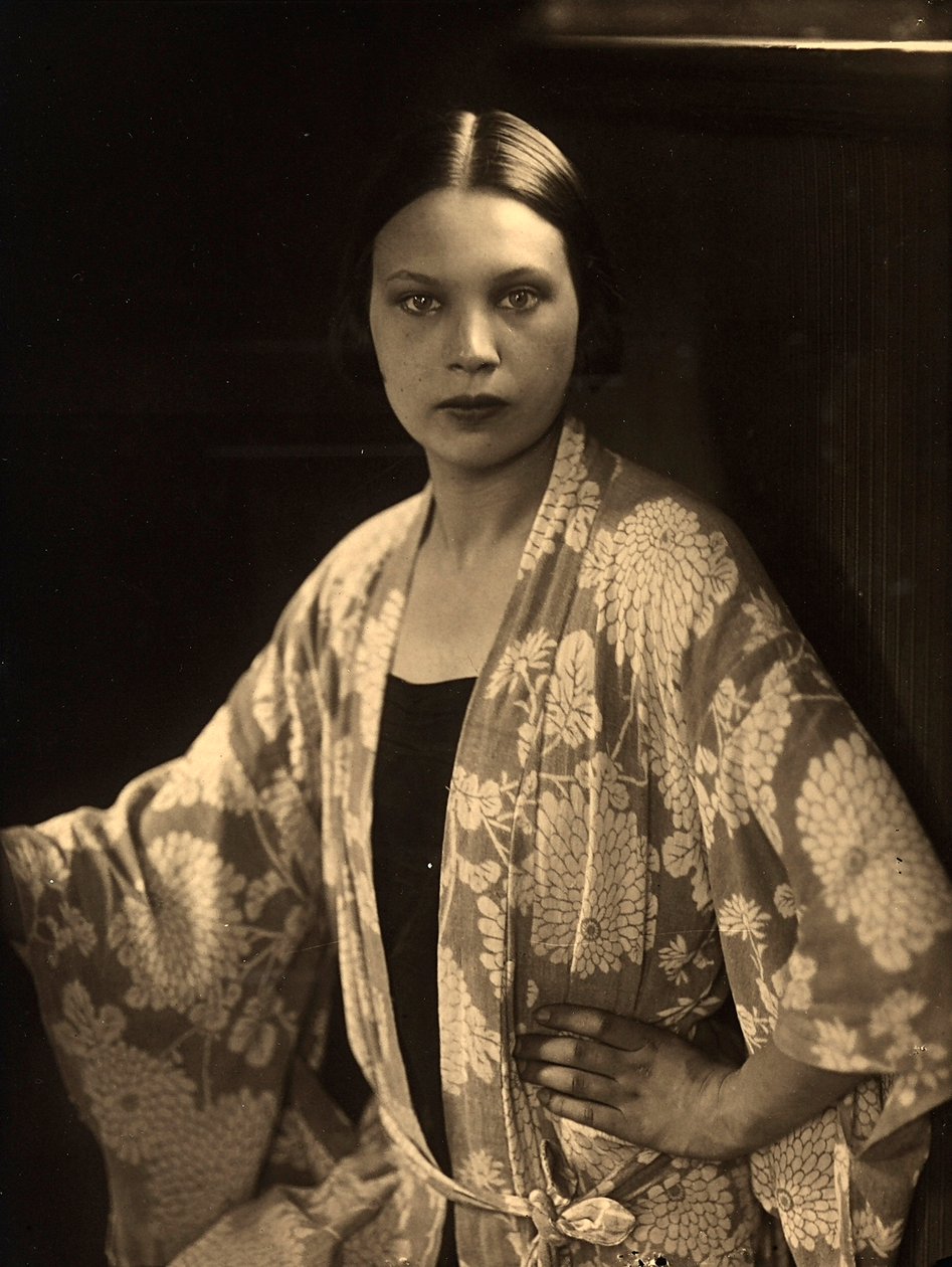 Ritratto a mezzo busto di Wanda Wulz con un kimono da Carlo Wulz