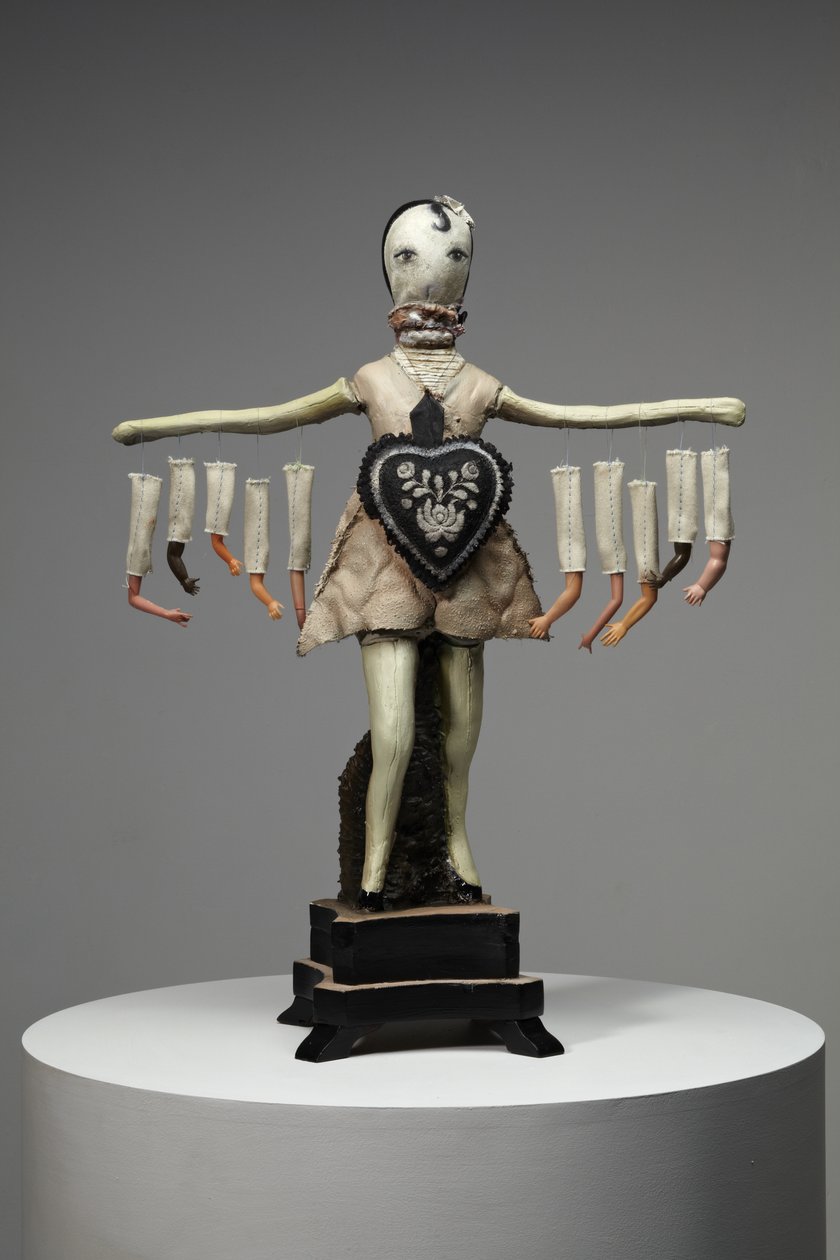 Cuore nero, 2013 (legno, argilla, tessuto, pittura, parti di bambola) da Cathie Pilkington