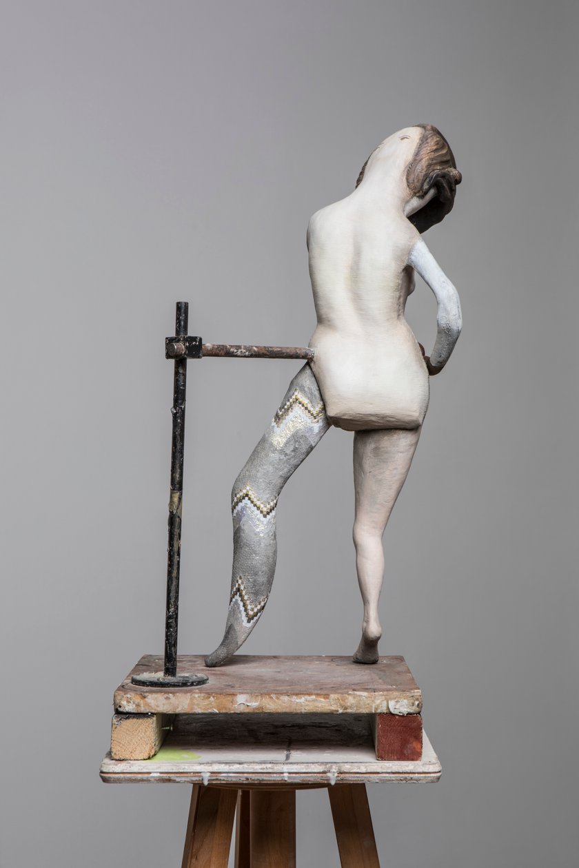 Degas Doll 3, 2017 (resina dipinta, acciaio, legno) da Cathie Pilkington