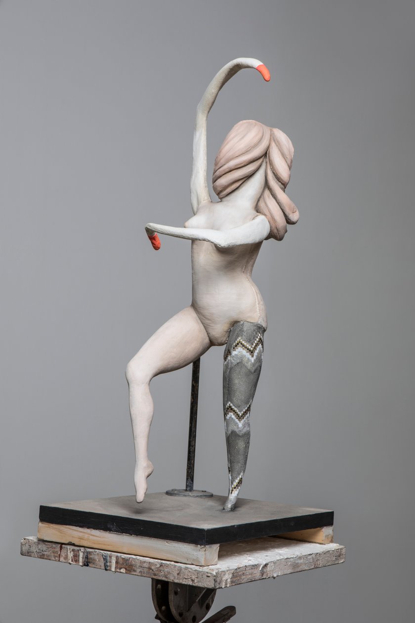 Degas Doll 4, 2017 (resina dipinta, acciaio, legno) da Cathie Pilkington